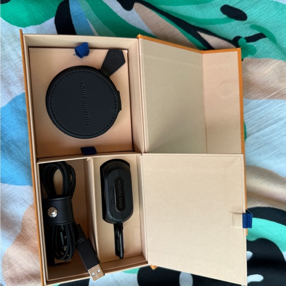 Louis Vuitton Horizon Light Up Earphones - Pink - Picture 10 of 11